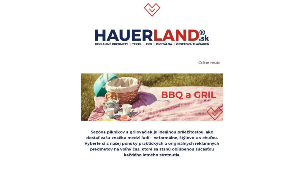 Piknik na deke s košíkom a riadom.