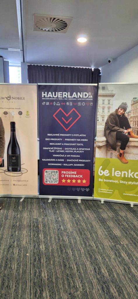 Tri billboardy s reklamnými textami a obrázkami.