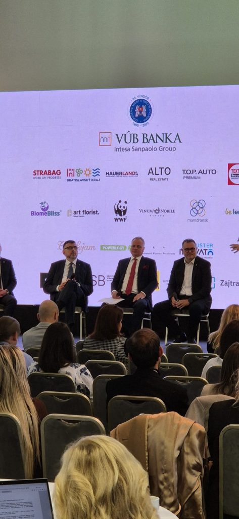 Diskusia na podujatí s reklamnými logami