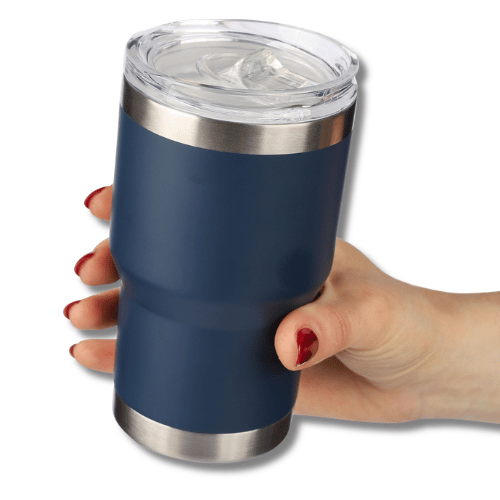 Ruka držiaca modrý termohrnček