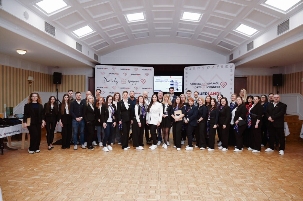 Skupinová fotografia na firemnom podujatí