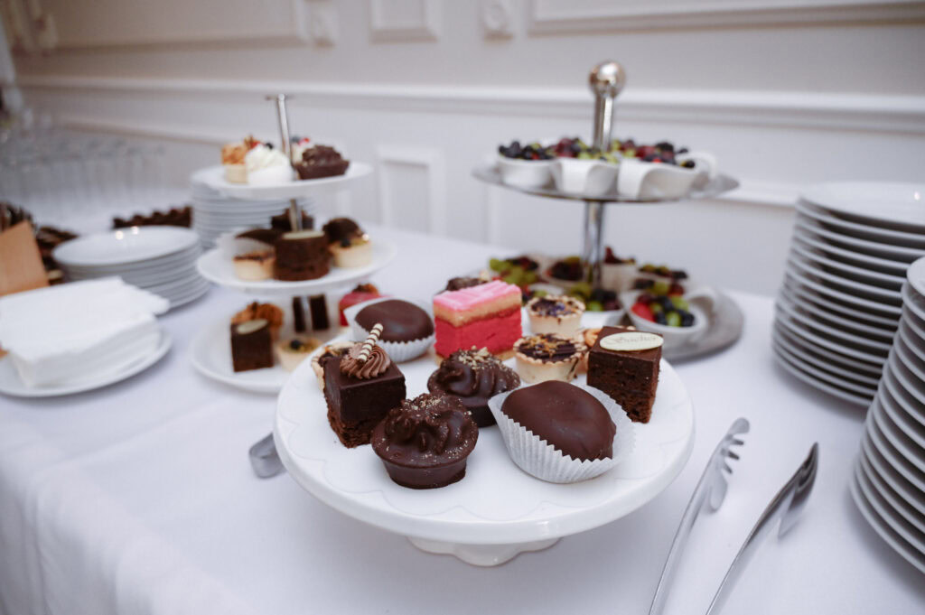 Rôzne dezerty na bielej tácke.