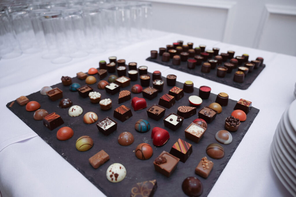 Rôzne druhy bonbónov na stole