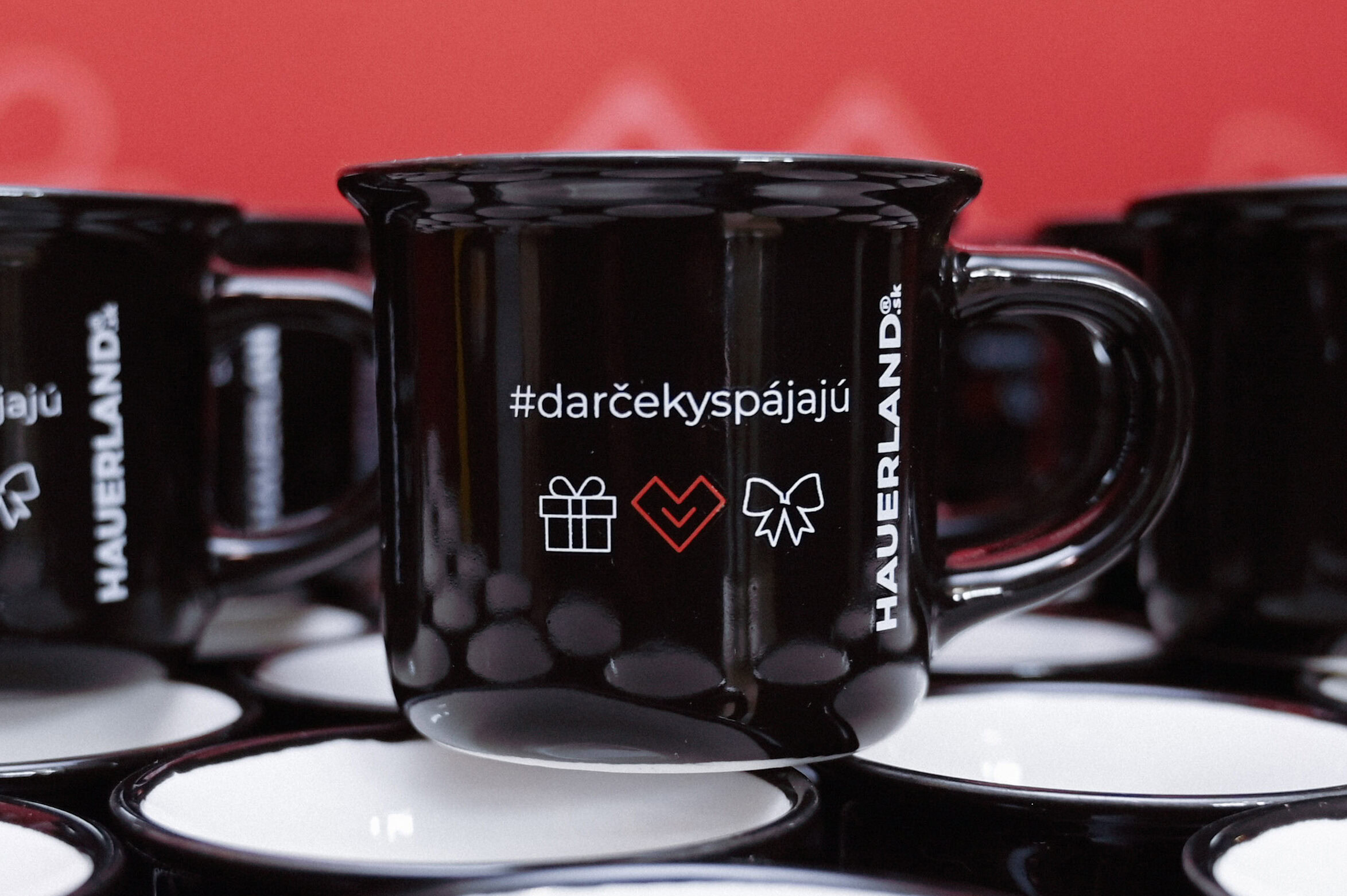 Čierne hrnčeky s nápisom HAUERLAND.