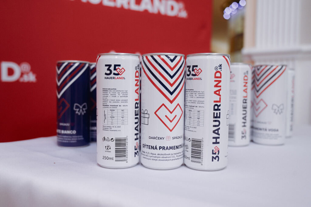 Energetické nápoje na stole pred bannerom