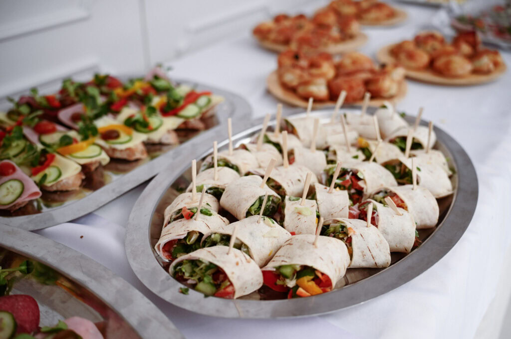 Chutné občerstvenie na kovových táckach