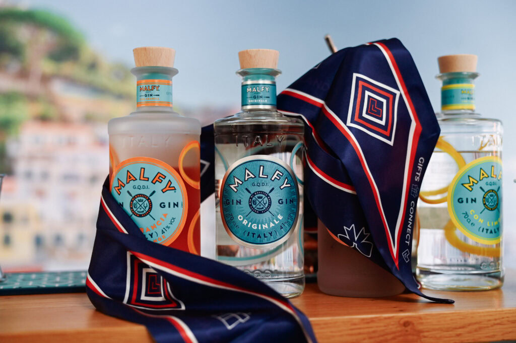 Tri fľaše ginu Malfy na stole
