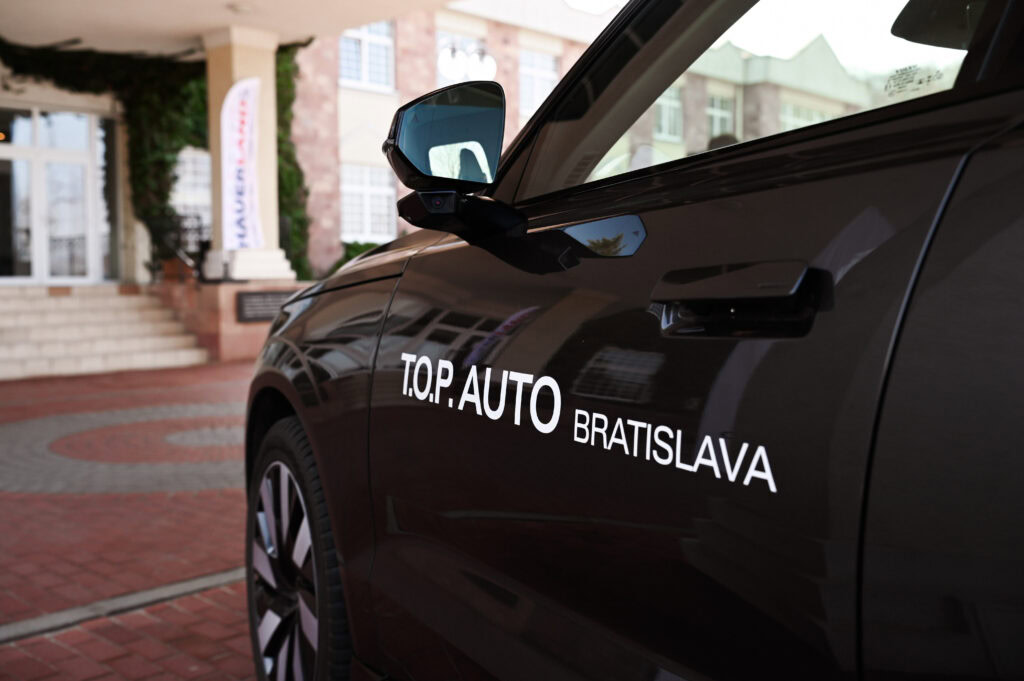 Auto pred budovou v Bratislave