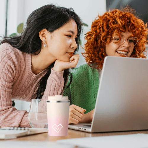 Dve ženy pracujú na notebooku