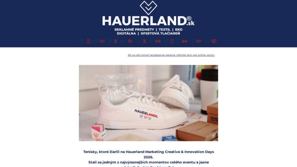 Biele tenisky Hauerland na stole